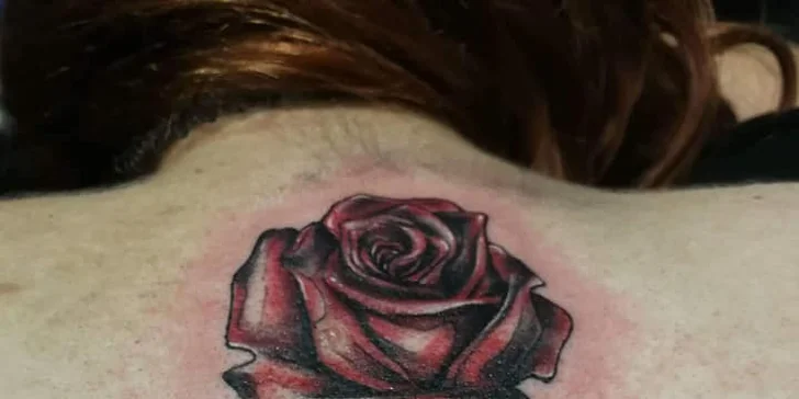 Piercing včetně šperku nebo tetování o velikosti 16 cm²