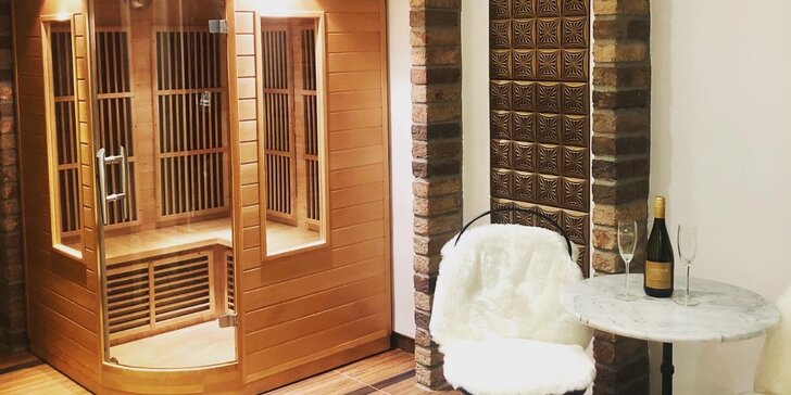 Relaxace v privátní vířivce s možností sauny, masáží i lahví sektu