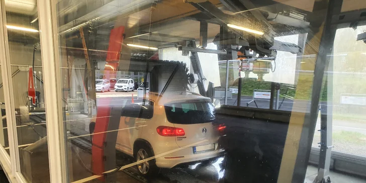 Kompletní mytí vozidla v automyčce s textilními kartáči šetrnými k laku