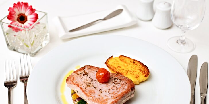 Menu pro 2 osoby U Tří Pštrosů: hovězí líčka či steak z tuňáka s předkrmem i dezertem