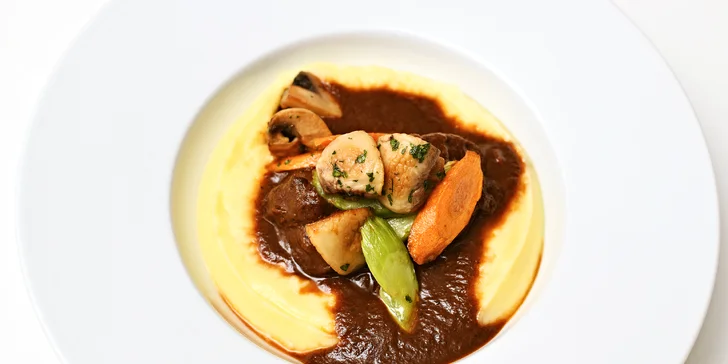 Menu pro dva U Tří Pštrosů: telecí líčka či steak z tuňáka, předkrm i dezert