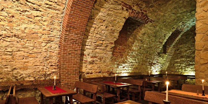Karafa vína a carpaccio pro 2 s výhledem na Karlův most