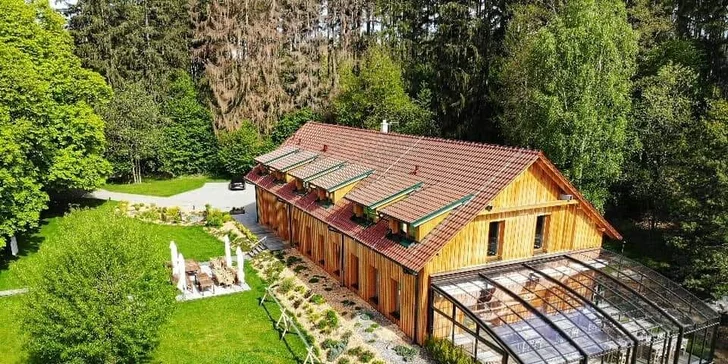 Nádherné ubytování v přírodě s polopenzí, vínem a privátním wellness