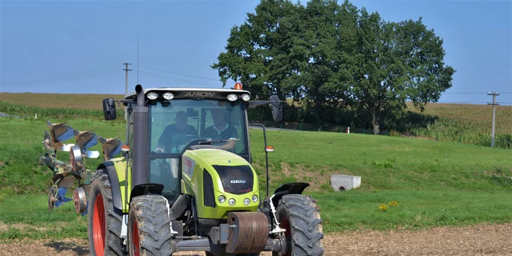 45 nebo 75 min. jízdy na traktoru Claas Arion 420 v reálných situacích na poli pro 1 osobu