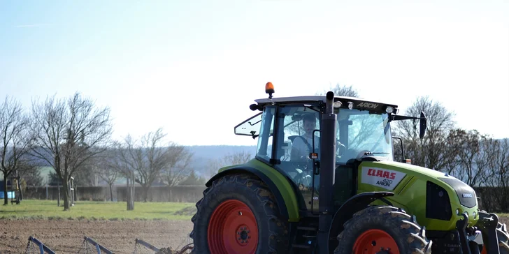 45 nebo 75 min. jízdy na traktoru Claas Arion 420 v reálných situacích na poli pro 1 osobu