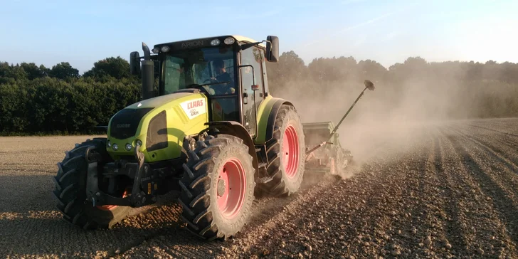 45 nebo 75 min. jízdy na traktoru Claas Arion 420 v reálných situacích na poli pro 1 osobu