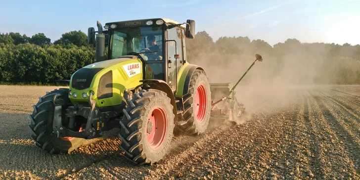 45 nebo 75 min. jízdy na traktoru Claas Arion 420 v reálných situacích na poli pro 1 osobu