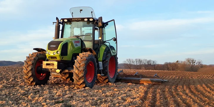 45 nebo 75 min. jízdy na traktoru Claas Arion 420 v reálných situacích na poli pro 1 osobu