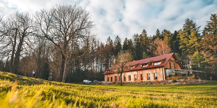 Nádherné ubytování v přírodě s polopenzí, vínem a privátním wellness