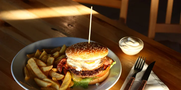 Burger s hovězím, slaninou, sázeným vejcem a steakové hranolky pro 1 nebo 2 osoby