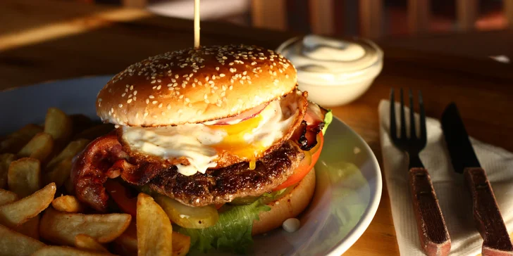 Burger s hovězím, slaninou, sázeným vejcem a steakové hranolky pro 1 nebo 2 osoby