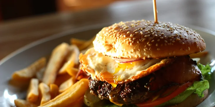 Burger s hovězím, slaninou, sázeným vejcem a steakové hranolky pro 1 nebo 2 osoby