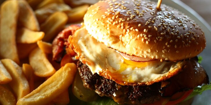 Burger s hovězím, slaninou, sázeným vejcem a steakové hranolky pro 1 nebo 2 osoby