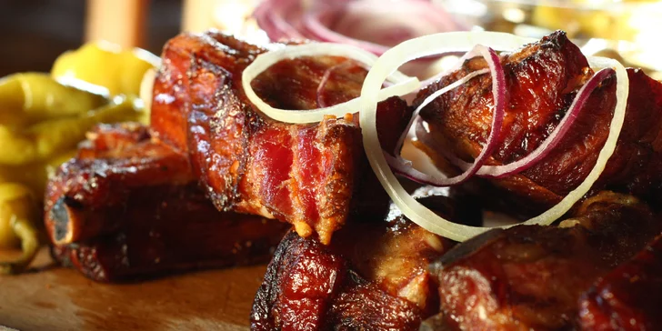 1 nebo 2 kg grilovaných uzených žeber s chlebem a omáčkami