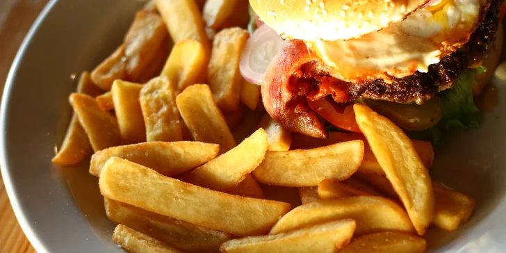Burger s hovězím, slaninou, sázeným vejcem a steakové hranolky pro 1 nebo 2 osoby