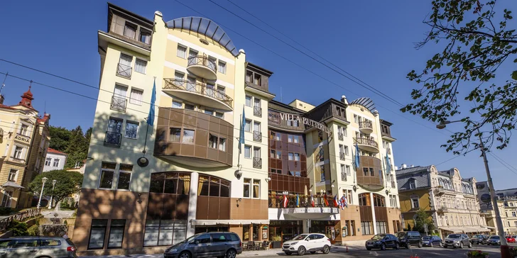 Vydajte sa na pokojnú prechádzku po impozantnej kúpeľnej kolonáde, k fontánam a do nádherne upravených mestských parkov.