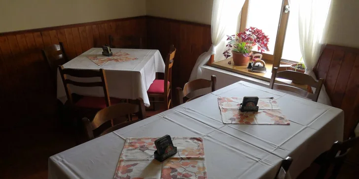 Dva hovězí burgery se slaninou a čedarem i BBQ omáčkou, hranolky a cibulové kroužky
