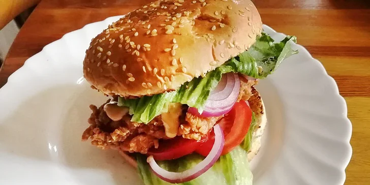 Dejte si burger nebo pizzu v Motorestu U českého stolu.