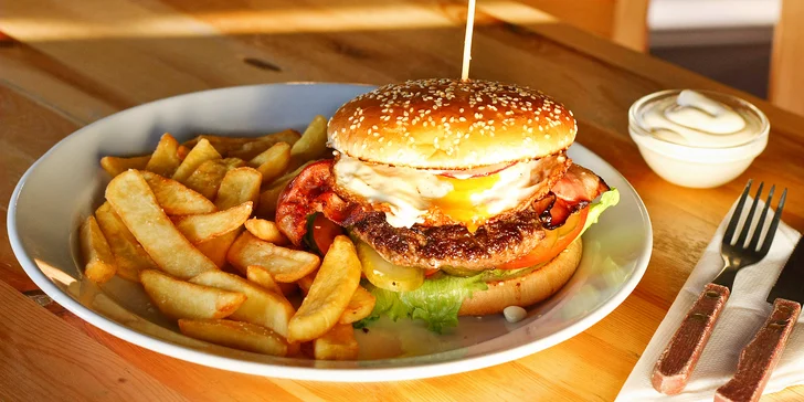 Burger s hovězím, slaninou, sázeným vejcem a steakové hranolky pro 1 nebo 2 osoby