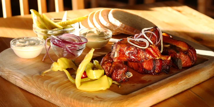 1 nebo 2 kg grilovaných uzených žeber s chlebem a omáčkami