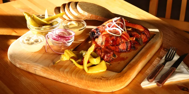 1 nebo 2 kg grilovaných uzených žeber s chlebem a omáčkami