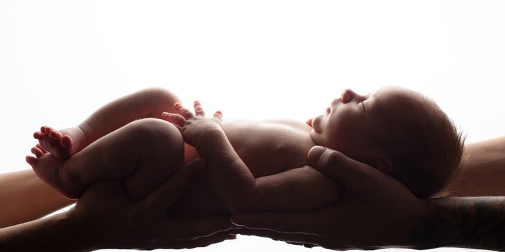 Profesionální novorozenecké nebo těhotenské focení v ateliéru: 3 upravené fotografie