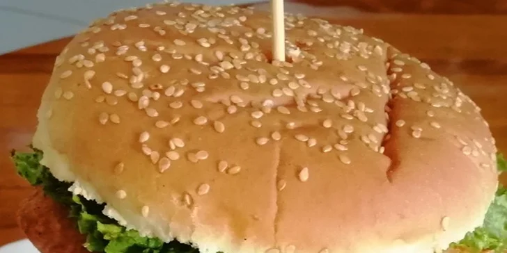 Dejte si burger nebo pizzu v Motorestu U českého stolu.