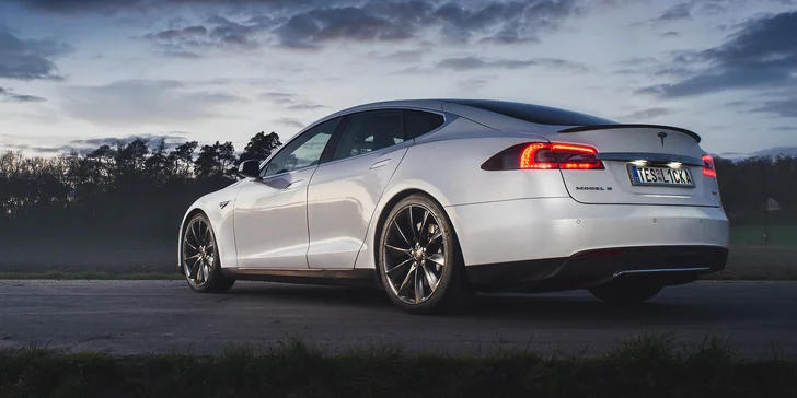 Jízda do budoucnosti v luxusním elektromobilu Tesla Model S, 3 nebo X