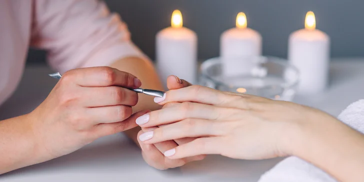 Péče o nehty dle výběru: manikúra s lakováním i gelové nehty