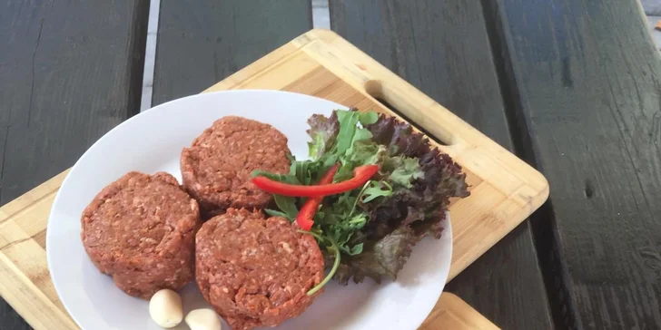 Vydatná porce masa: 500g tatarák z hovězí veverky a 18 křupavých topinek