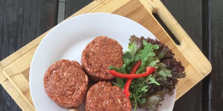 Vydatná porce masa: 500g tatarák z hovězí veverky a 18 křupavých topinek