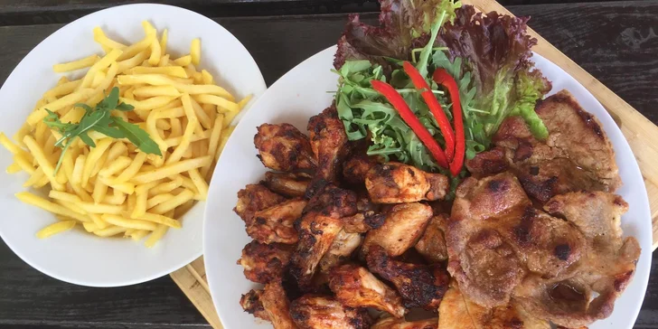 Pořádná hostina pro partu přátel: 1,6 kg vepřového a kuřecího masa, hranolky