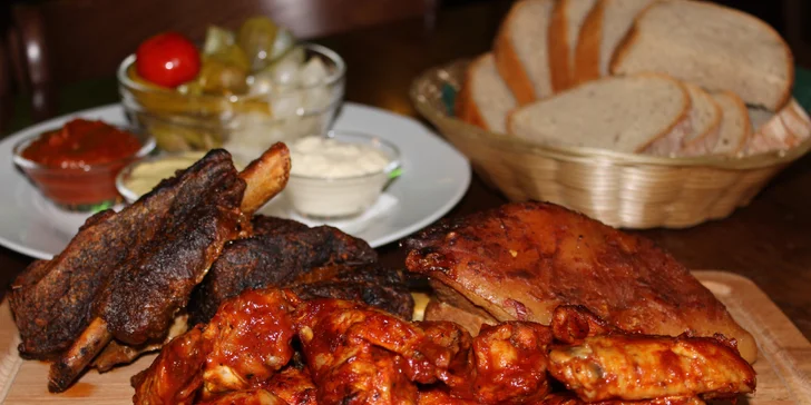 Obří prkno pečeného hovězího, vepřového i kuřecího masa a degustace piva