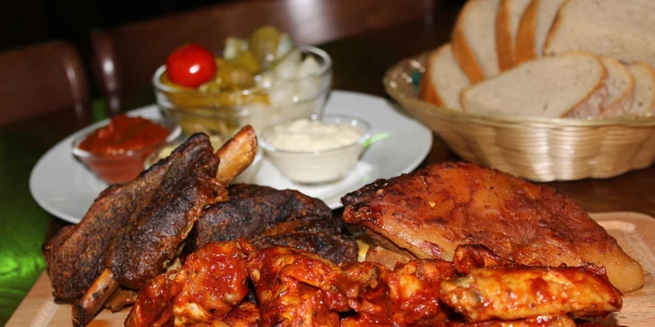 Obří prkno pečeného hovězího, vepřového i kuřecího masa a degustace piva