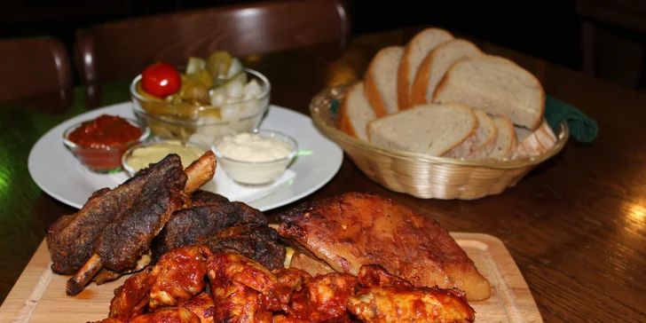 Obří prkno pečeného hovězího, vepřového i kuřecího masa a degustace piva