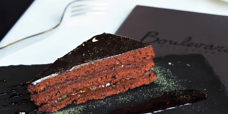 5chodové menu pro 1 nebo 2 osoby: carpaccio z hovězí svíčkové, vývar, telecí líčka, candát i sachr