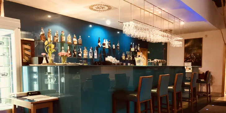5chodové menu pro 1 nebo 2 osoby: carpaccio z hovězí svíčkové, vývar, telecí líčka, candát i sachr