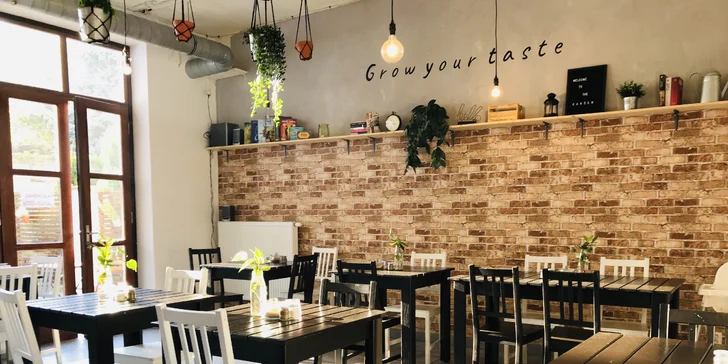 3chodové menu v moderní restauraci: lilková pasta, thajská polévka a panenka