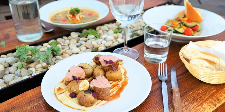 3chodové menu v moderní restauraci: lilková pasta, thajská polévka a panenka