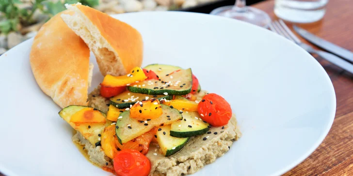 3chodové menu v moderní restauraci: lilková pasta, thajská polévka a panenka