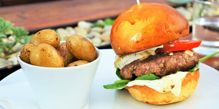 Hovězí burger a pečené brambory v moderní restauraci pro 1 nebo 2 osoby