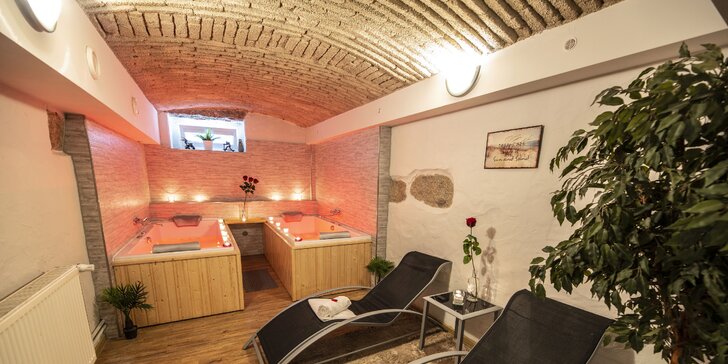 Romantická noc ve wellness: sauna, vířivky, vybavený obývací pokoj i terasa s posezením