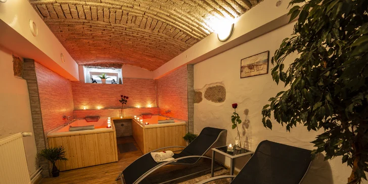 Romantika v privátním wellness se saunou, vířivkami a lahví vína pro dva