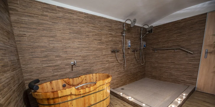 Romantika v privátním wellness se saunou, vířivkami a lahví vína pro dva