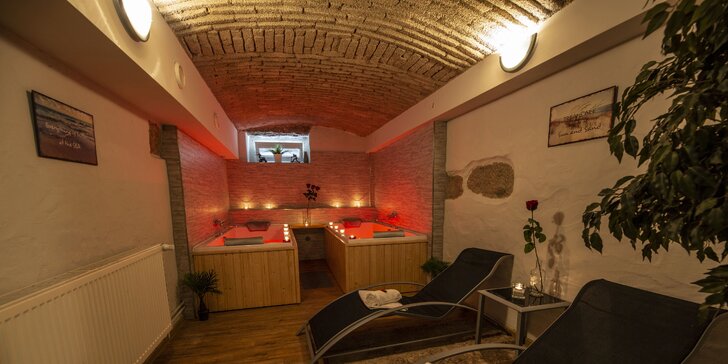 Romantická noc ve wellness: sauna, vířivky, vybavený obývací pokoj i terasa s posezením