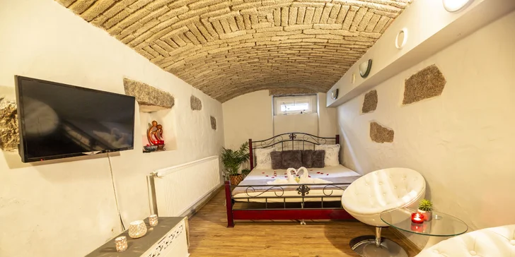 Romantická noc ve wellness: sauna, vířivky, vybavený obývací pokoj i terasa s posezením