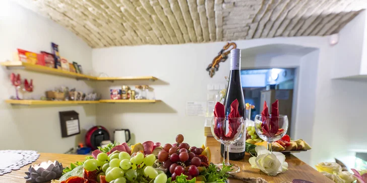 Romantická noc ve wellness: sauna, vířivky, vybavený obývací pokoj i terasa s posezením