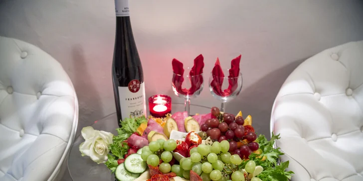 Romantika v privátním wellness se saunou, vířivkami a lahví vína pro dva