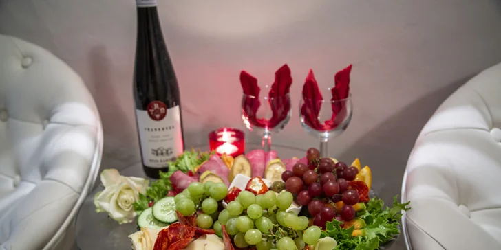 Romantika v privátním wellness se saunou, vířivkami a lahví vína pro dva