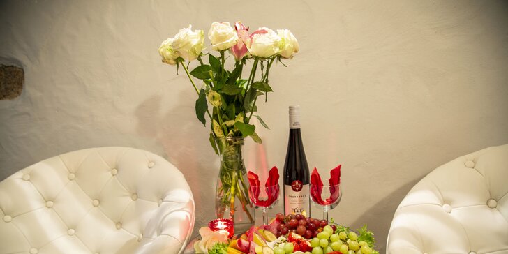 Romantika v privátním wellness se saunou, vířivkami a lahví vína pro dva